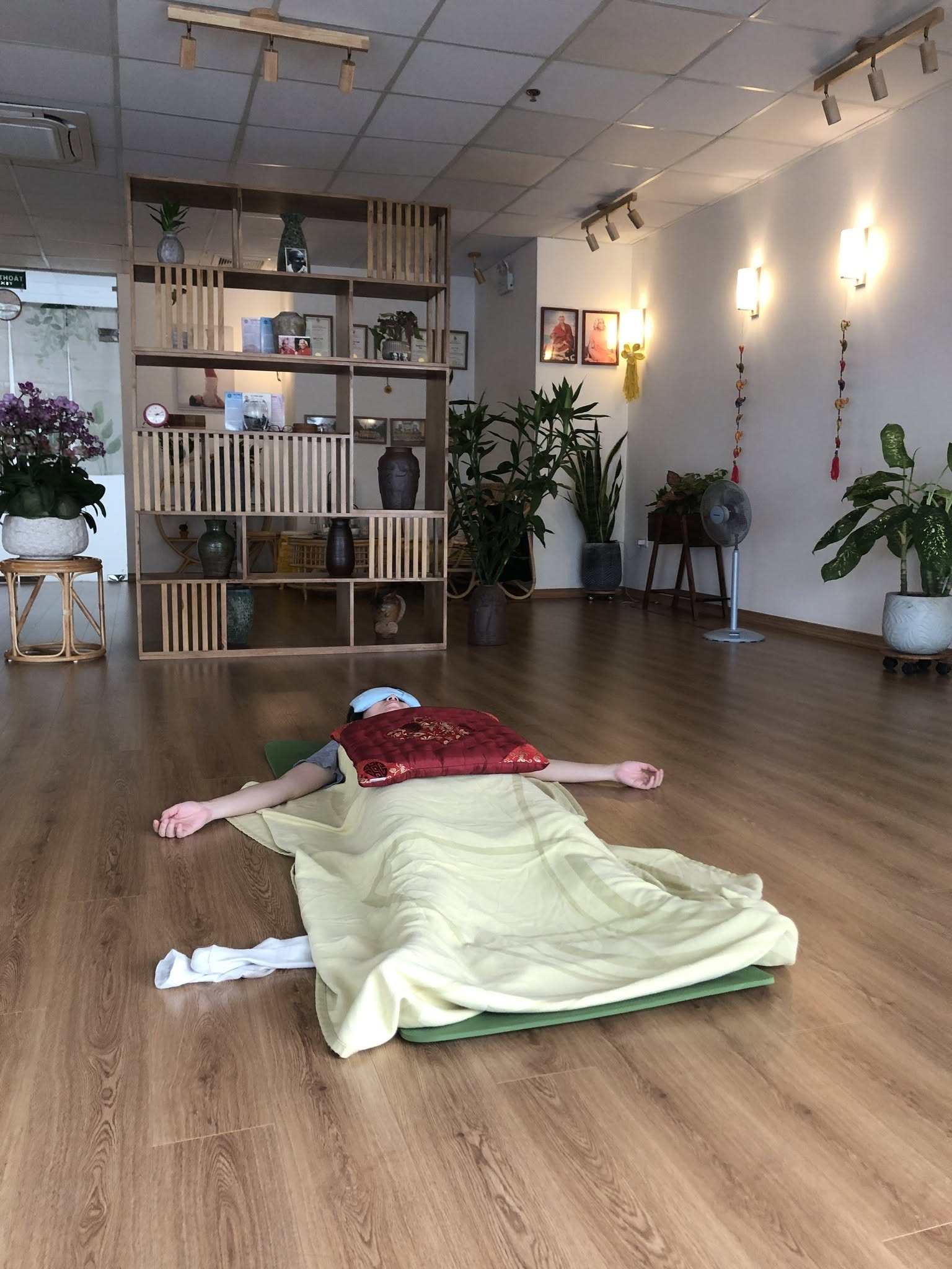 Một người thực hành nghỉ ngơi sâu trong không gian ấm áp