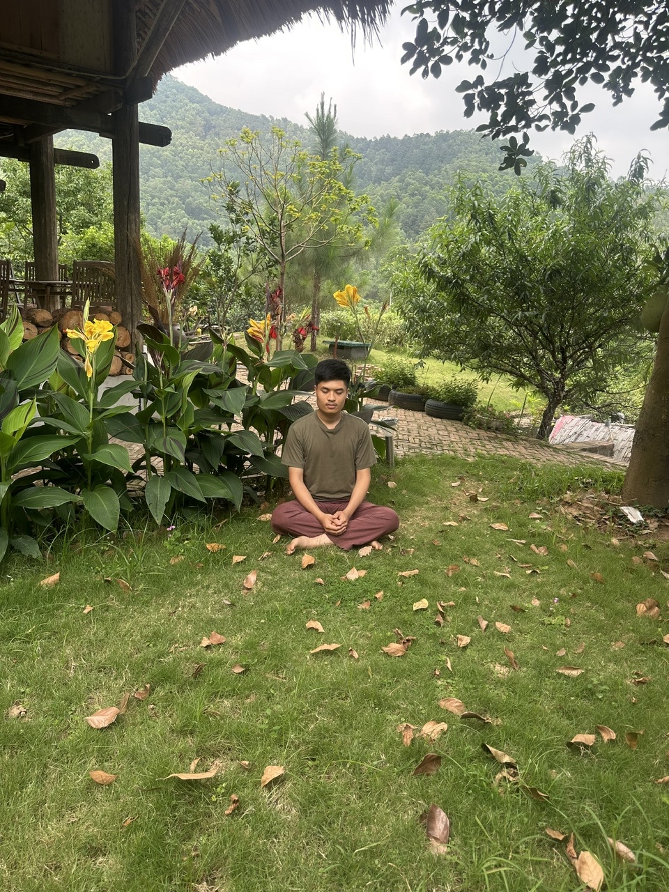 Hồng Anh ngồi thiền trong khu vườn xanh tại Sóc Sơn