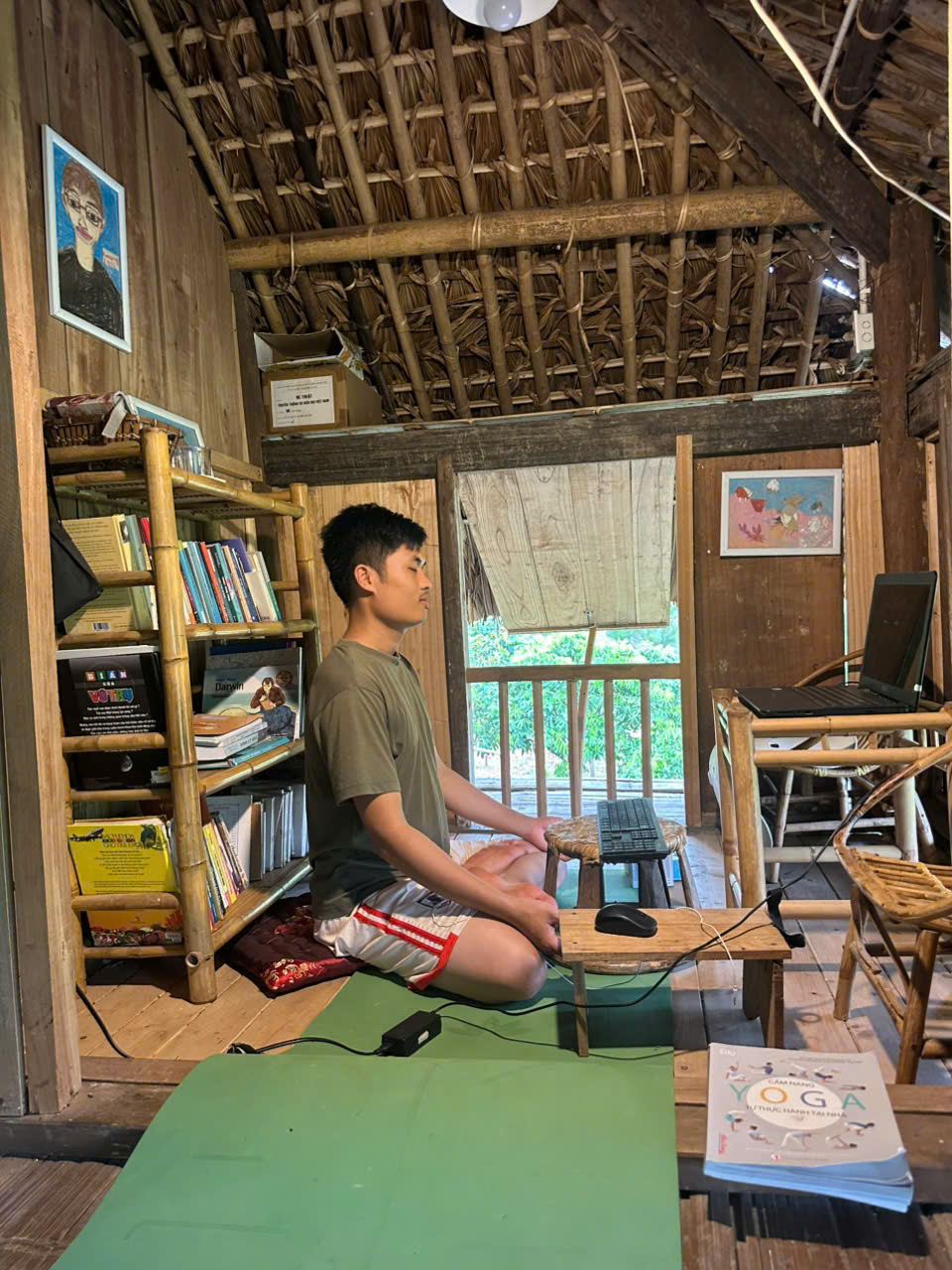 Hồng Anh thực hành trong không gian làm việc mộc mạc